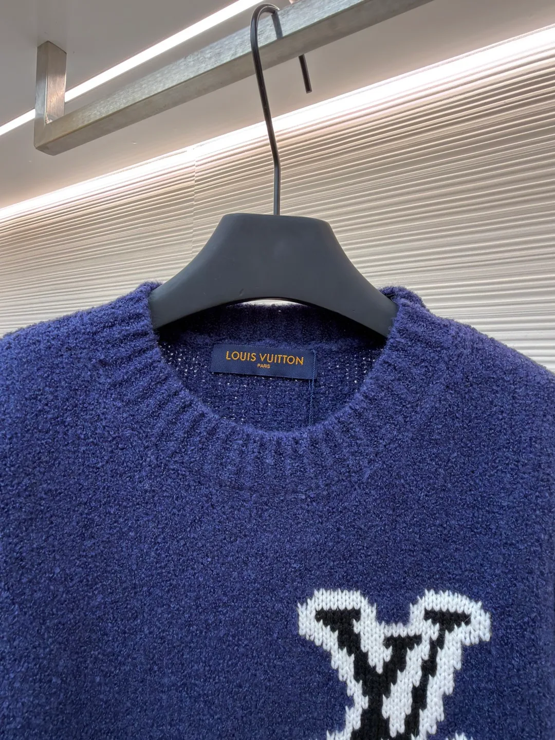 LOUIS VUITTON double-sided intarsia sweater ●Item number: 1681844-A85 ●Material: wool blended fabric ●Technology: knitted intarsia production ●Version: fitted version ●Weight: about 670 grams ●Size: S-M-L-XL ●Description: Made of custom-woven and dyed sheep wool 65% cotton %20 Spandex 15%. The special washing process is very soft and skin-friendly. It has 7 knitting workers. The thickness of each stitch of the inlay on the clothing logo is consistent with ZP. The back logo is mirror inlay. This crew-neck sweater is made of a blend of sheep wool and yak hair, and uses thick yarn to create a comfortable texture. The contrasting LV logo is integrated into the knitted fabric, and the mirror-effect logo is cleverly displayed on the rear. The casual and elegant design makes it easy to style your weekend look. The overall wiring is straight and delicate, the fabric is comfortable and soft, and the color is consistent without color difference. It can be matched with the same style to create a fashionable look and control various occasions. Customized accessories, complete with three standards, same style for men and women!
